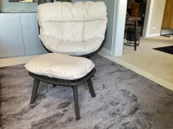 Sessel Mbrace Kissen Stoff Natura Off White Weiß Geflecht Arabica Braun Gestell Aluminium Black Pepper Schwarz Inklusive Hocker