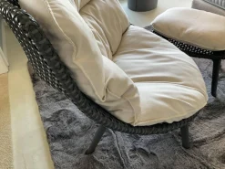 Sessel Mbrace Kissen Stoff Natura Off White Weiß Geflecht Arabica Braun Gestell Aluminium Black Pepper Schwarz Inklusive Hocker