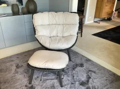 Sessel Mbrace Kissen Stoff Natura Off White Weiß Geflecht Arabica Braun Gestell Aluminium Black Pepper Schwarz Inklusive Hocker