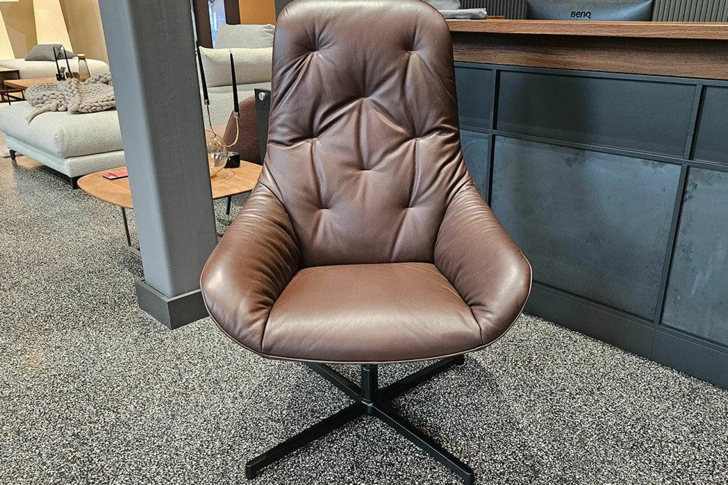 Sessel Meg Soft Leder 42.102 Graubraun Gestell Aluminium Verkehrsschwarz mit Wipp-Mechanik