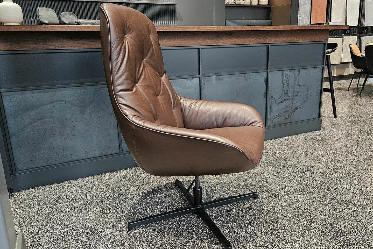 Sessel Meg Soft Leder 42.102 Graubraun Gestell Aluminium Verkehrsschwarz mit Wipp-Mechanik