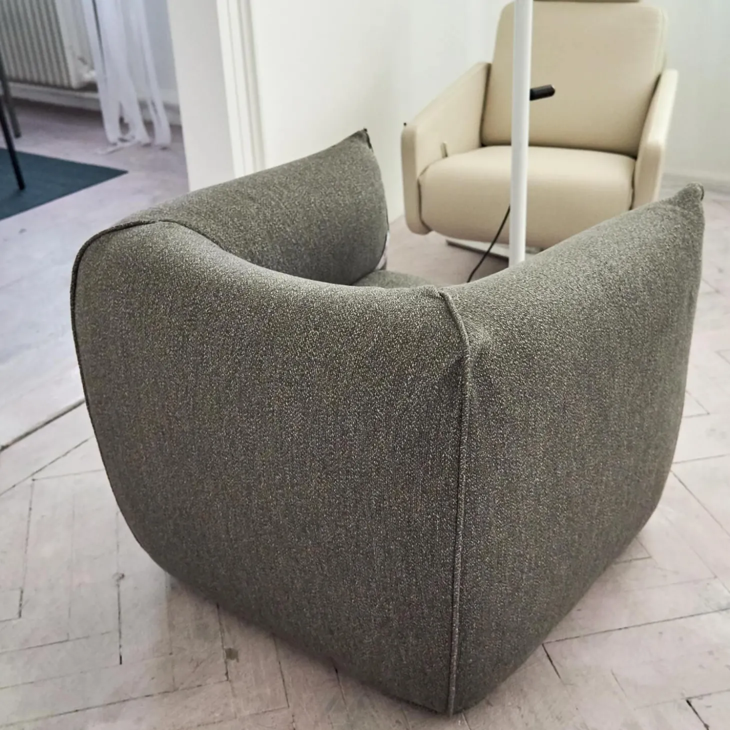 Sessel Mia Bezugsstoff Dune Grau Basis Drehbar Mit Rückholmechanismus