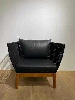 Sessel Miikka Leder Schwarz Netzmaterial Gestell Teakholz Geölt