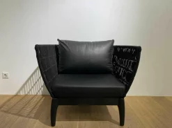 Sessel Miikka Schwarz Leder Netzmaterial Gestell Teakholz Schwarz Gebeizt