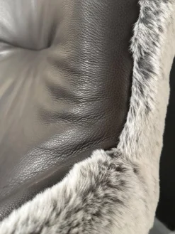 Sessel Minu Sitzfläche Leder Elegance Anthrazit Rücken Webpelzbezug Eisbär Grey Grau Füße Schwarz Pulverbeschichtet Mit Hocker