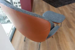 Sessel Mit Hocker 594 Bezug Stoff 17 048 Stahlblau Graublau Hinten Leder 38 112 Kupferbraun Gestell Vierfuß Stahl Glatt Umbragrau Grau Mit Kissen