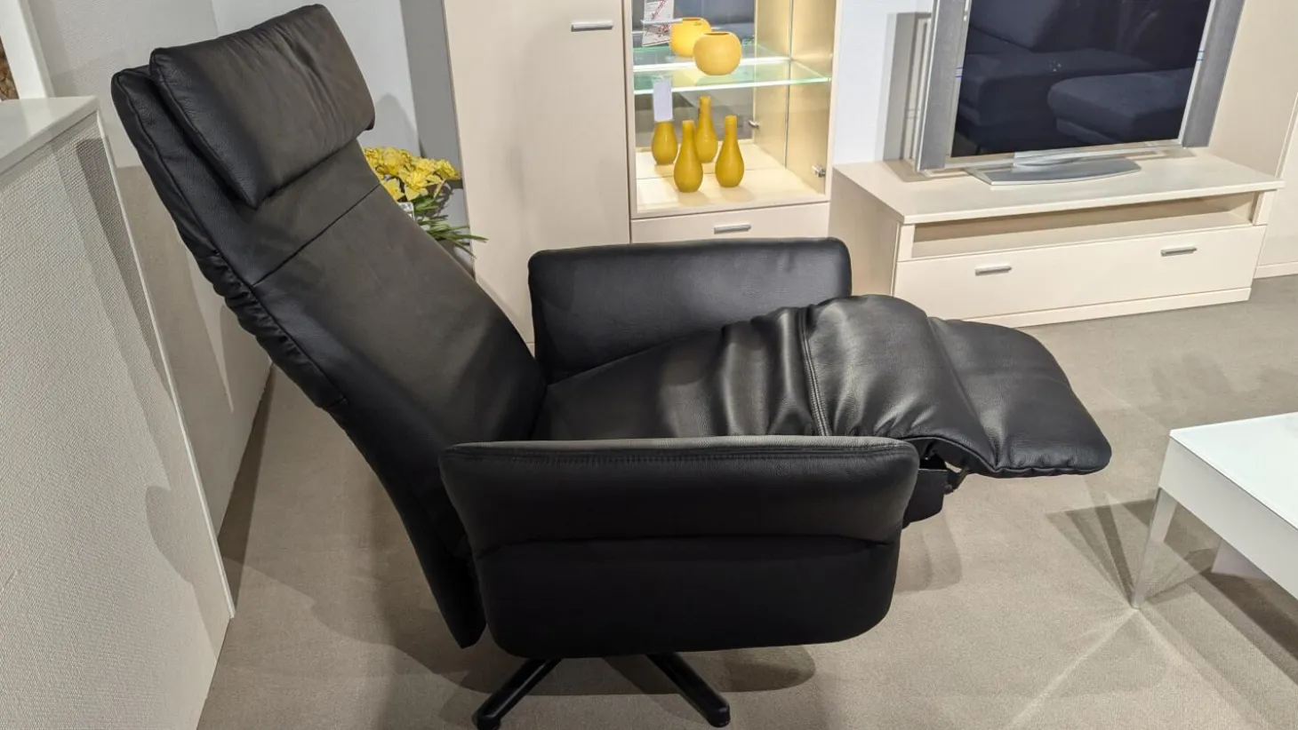 Sessel PTV 1780 Leder Napoli 0500 Schwarz Füße Metall Schwarz Mit Manuell Verstellbarer Fußablage