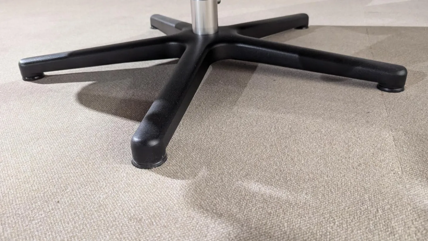 Sessel PTV 1780 Leder Napoli 0500 Schwarz Füße Metall Schwarz Mit Manuell Verstellbarer Fußablage