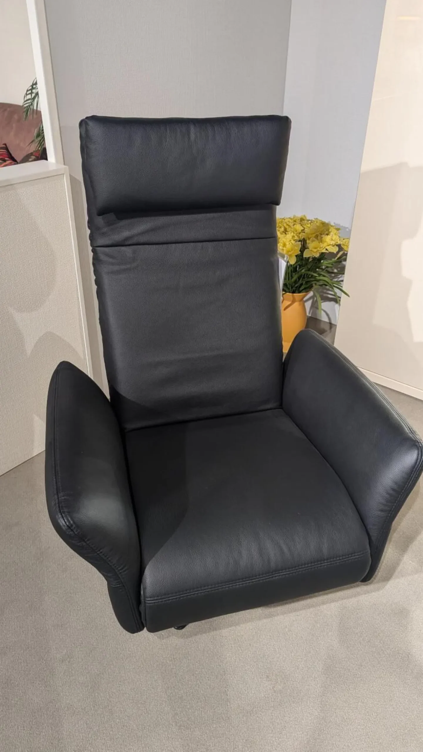 Sessel PTV 1780 Leder Napoli 0500 Schwarz Füße Metall Schwarz Mit Manuell Verstellbarer Fußablage