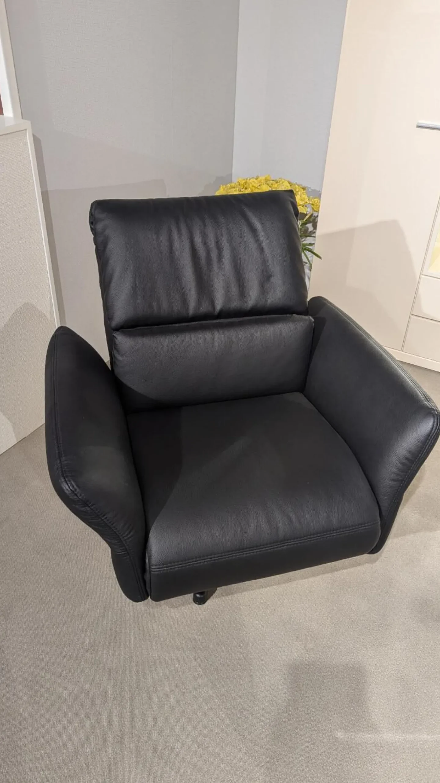 Sessel PTV 1780 Leder Napoli 0500 Schwarz Füße Metall Schwarz Mit Manuell Verstellbarer Fußablage