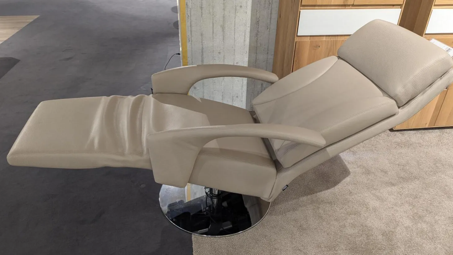 Sessel RE500 18 Leder 43 Perl 210 Beige Creme Grau Tellerfuß Verchromt 2 Motorisch Mit Akku