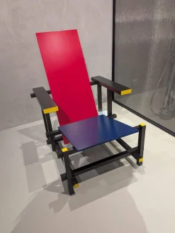 Sessel Red and Blue Schichtholz Birke und Furnier Buche Mattglanz Blau Und Rot Gestell Buche Massiv Mattschwarz