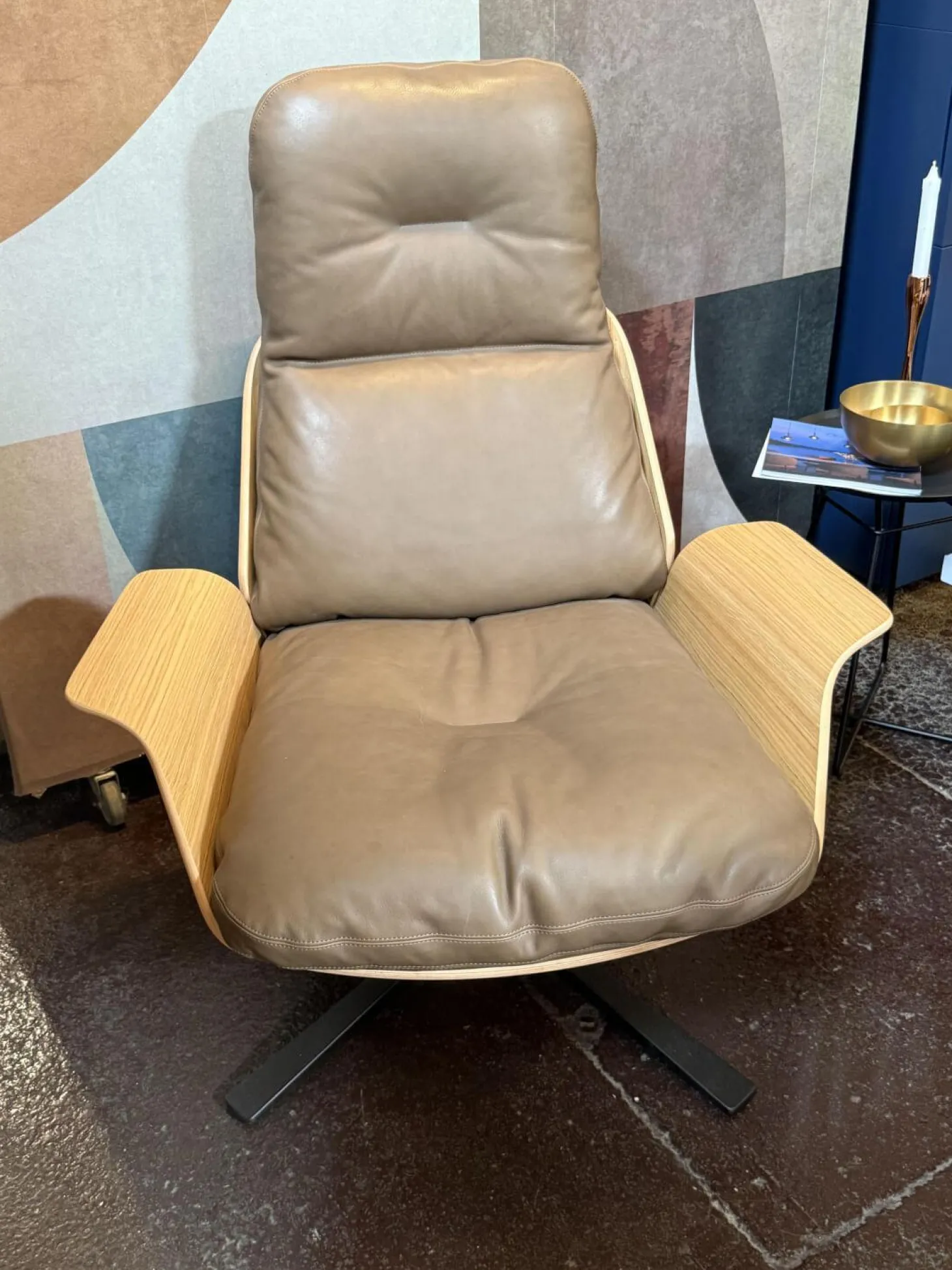 Sessel Rei Leder Pietra Divina 80 Umbra Beige Schale Eiche Natur Drehgestell Metall Schwarz Pulverbeschichtet Neigbar