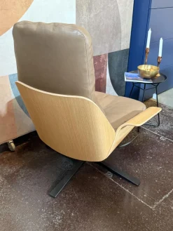 Sessel Rei Leder Pietra Divina 80 Umbra Beige Schale Eiche Natur Drehgestell Metall Schwarz Pulverbeschichtet Neigbar