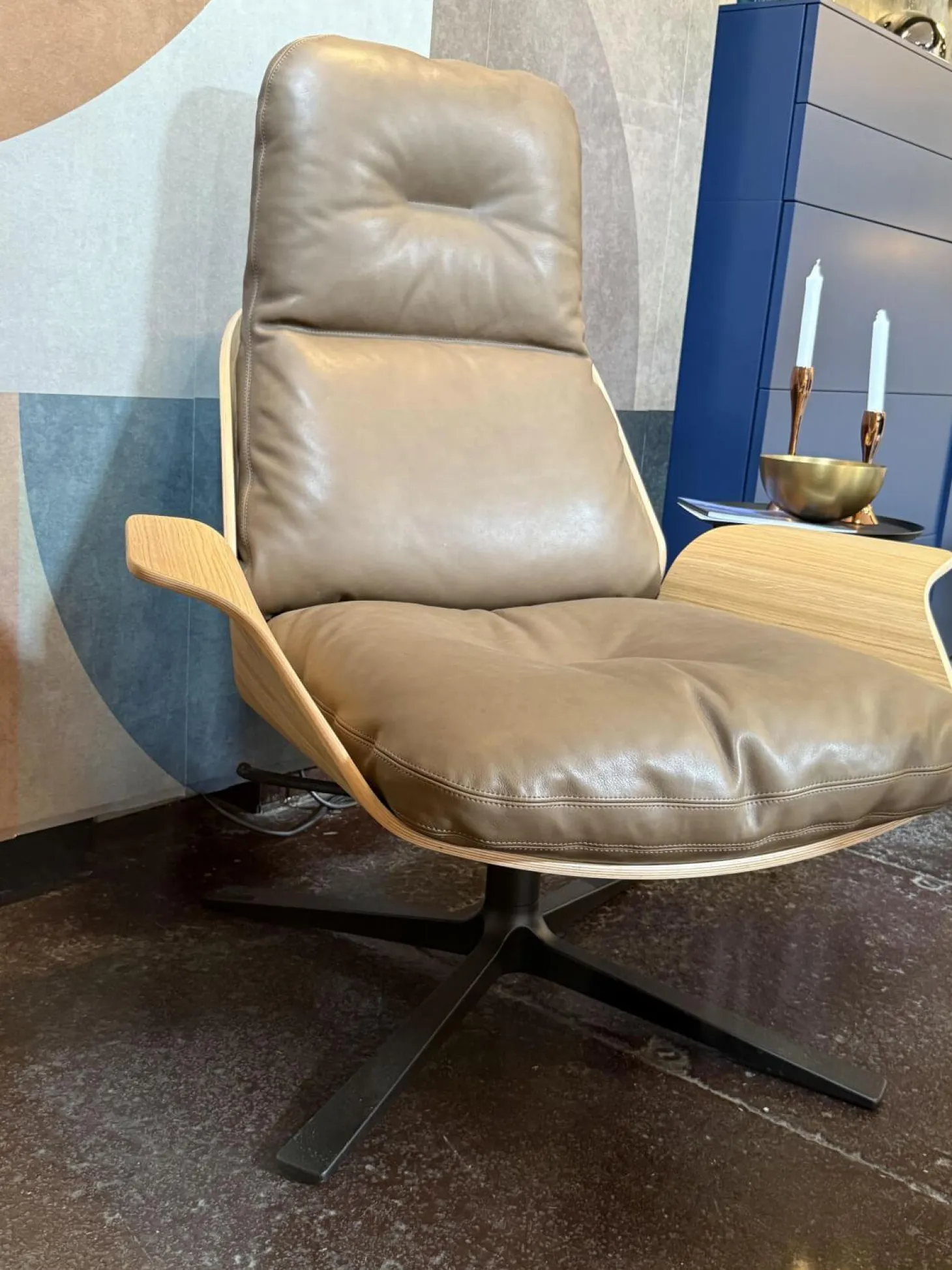 Sessel Rei Leder Pietra Divina 80 Umbra Beige Schale Eiche Natur Drehgestell Metall Schwarz Pulverbeschichtet Neigbar