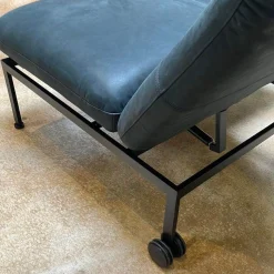 Sessel Roro Small Leder Glove Schwarz Gestell Schwarz Pulverbeschichtet Mit Rollen Schwarz