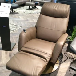 Sessel Scott Leder Paloma 94 Chestnut Braun Gestell Natürliches Eichenholz mit Sitzheizung