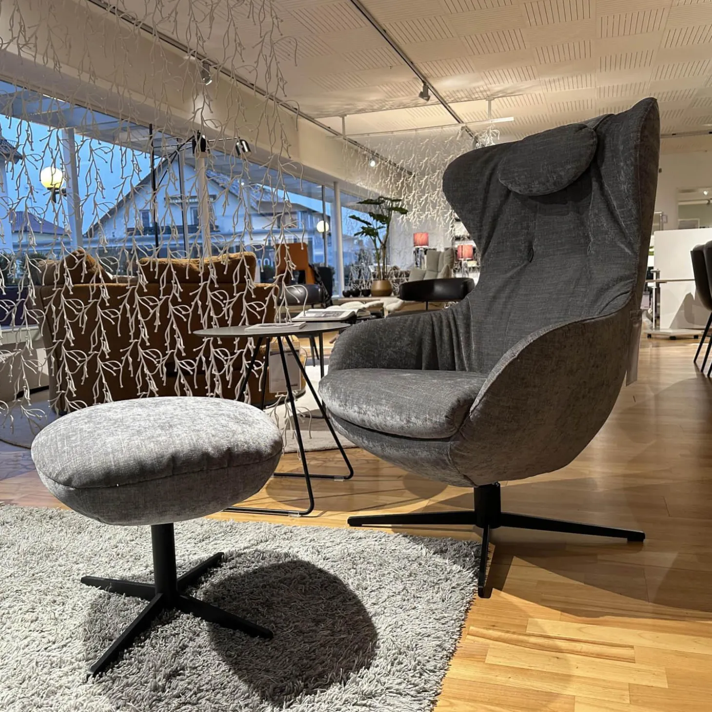 Sessel Shar Pei Stoff Abby Grau Gestell Grau mit Hocker