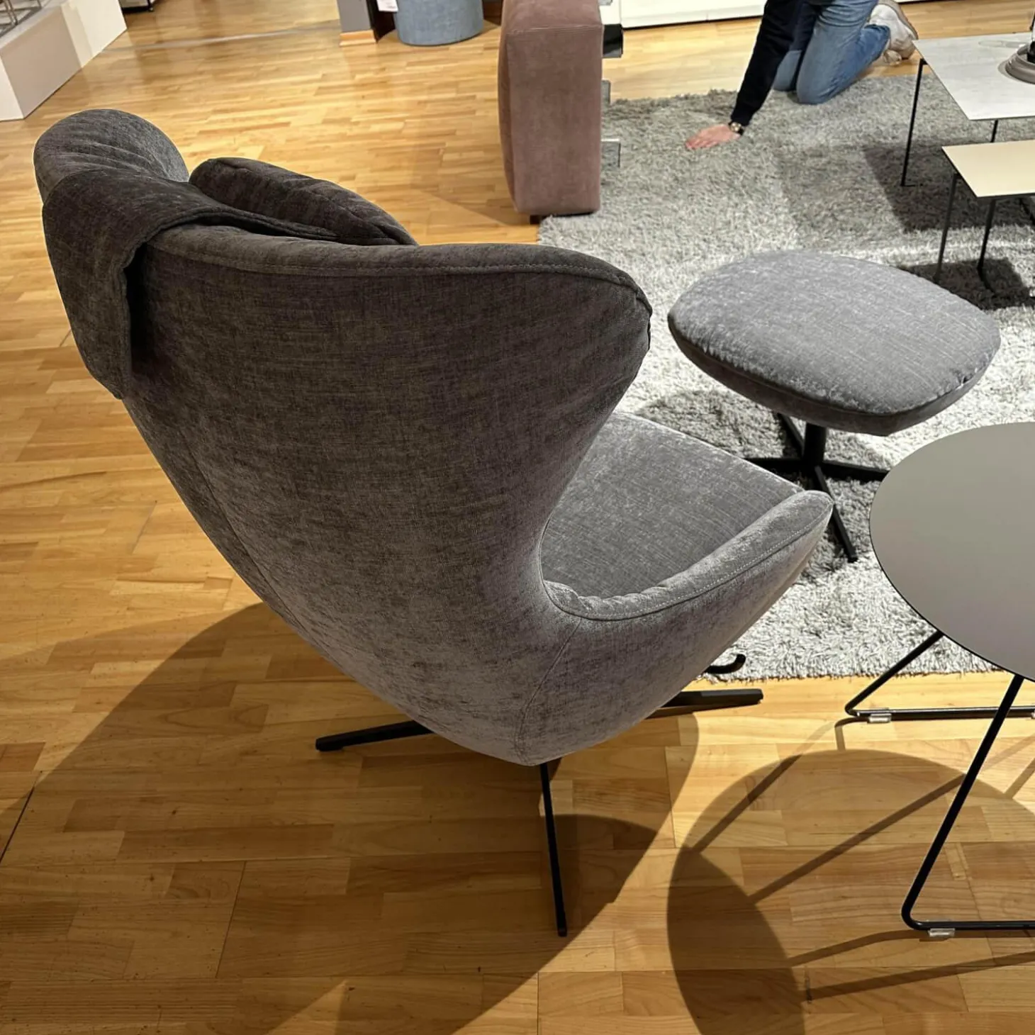 Sessel Shar Pei Stoff Abby Grau Gestell Grau mit Hocker