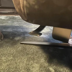 Sessel Shelby Außen Leder Kashmir Schwarz Innen Leder Naturale Espresso Braun Gestell Stahl Schwarz Pulverbeschichtet