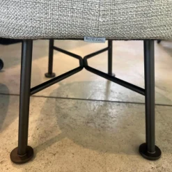 Sessel Shinzo Stoff Lucia 7695 Nutmeg Grau Braun Rücken Leder Saddle Khaki Braun Gestell Bronze Pulverbeschichtet Mit Hocker