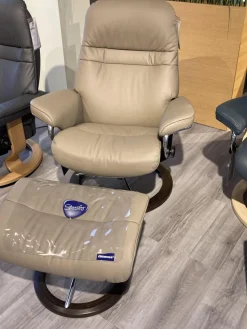 Sessel Sunrise M Leder Batick Mole 09 Beige Gestell Signatur 4 Mit Hocker