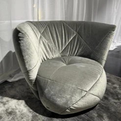 Sessel Teratai aus Stoff 66 8480 Eisgrau Tellerfuß Teilpoliert Inklusive Hocker