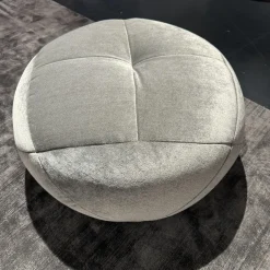 Sessel Teratai aus Stoff 66 8480 Eisgrau Tellerfuß Teilpoliert Inklusive Hocker