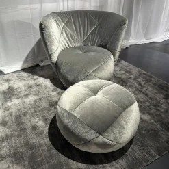 Sessel Teratai aus Stoff 66 8480 Eisgrau Tellerfuß Teilpoliert Inklusive Hocker