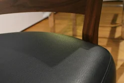 Sessel Tosai Leder L3 Schwarz Gestell Nussbaum