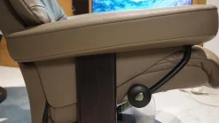 Sessel View M Leder Batick Mole Braun Gestell Classic Wenge Gebeizt Inklusive Hocker