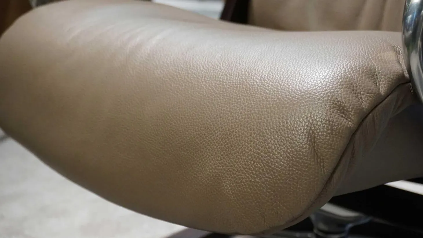 Sessel View M Leder Cori 91 Mole 09 Signature Gestell Wenge mit Hocker