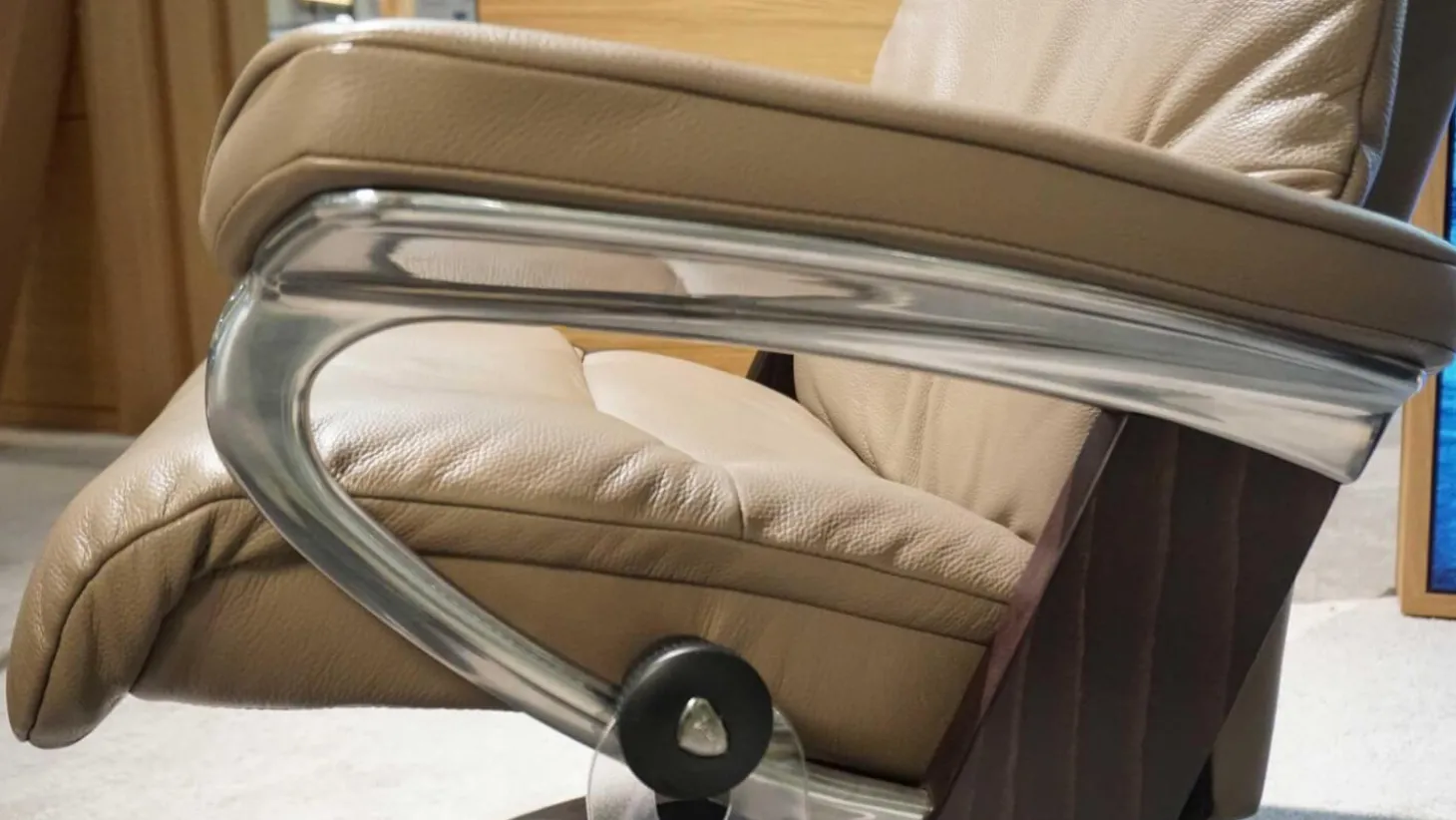 Sessel View M Leder Cori 91 Mole 09 Signature Gestell Wenge mit Hocker