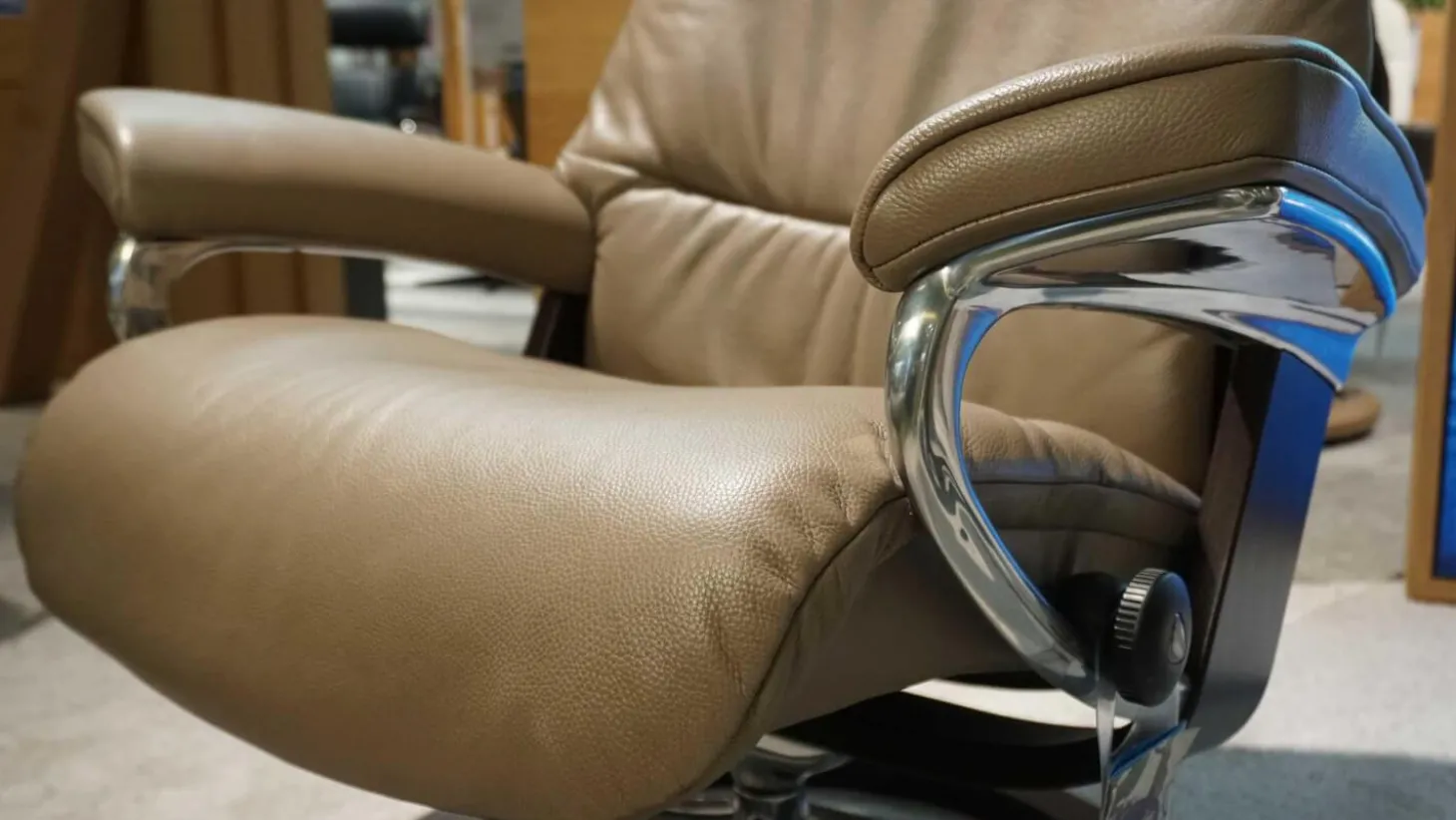 Sessel View M Leder Cori 91 Mole 09 Signature Gestell Wenge mit Hocker