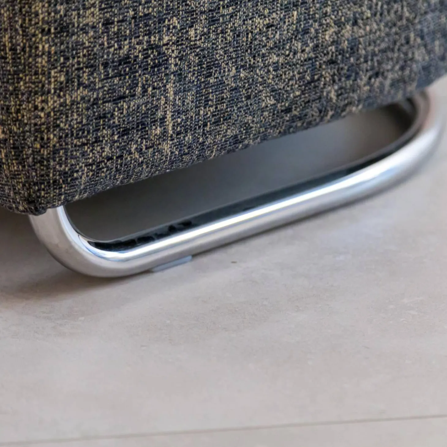 Sessel Vigo Stoff Quinto Grau Edelstahlkufe Poliert