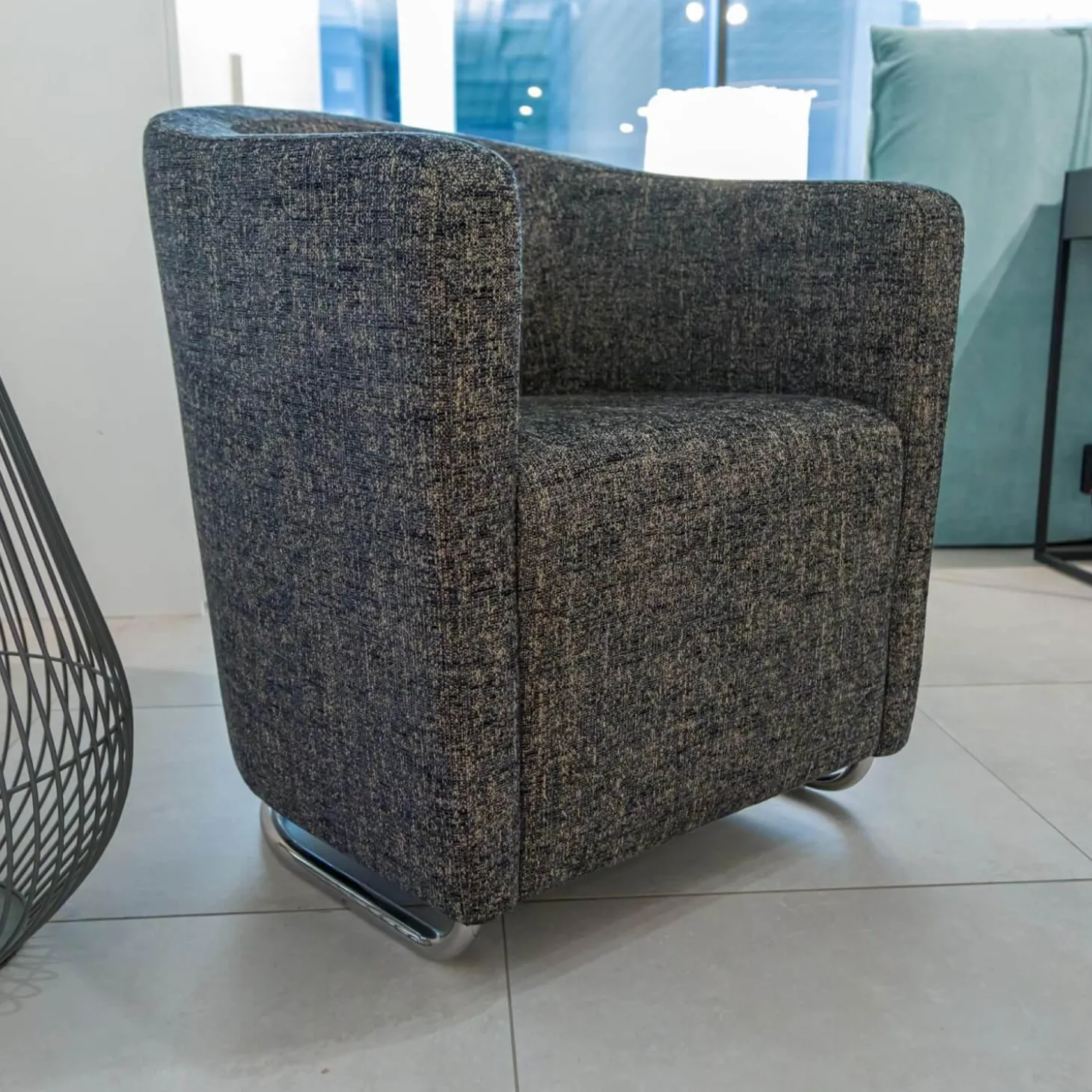 Sessel Vigo Stoff Quinto Grau Edelstahlkufe Poliert