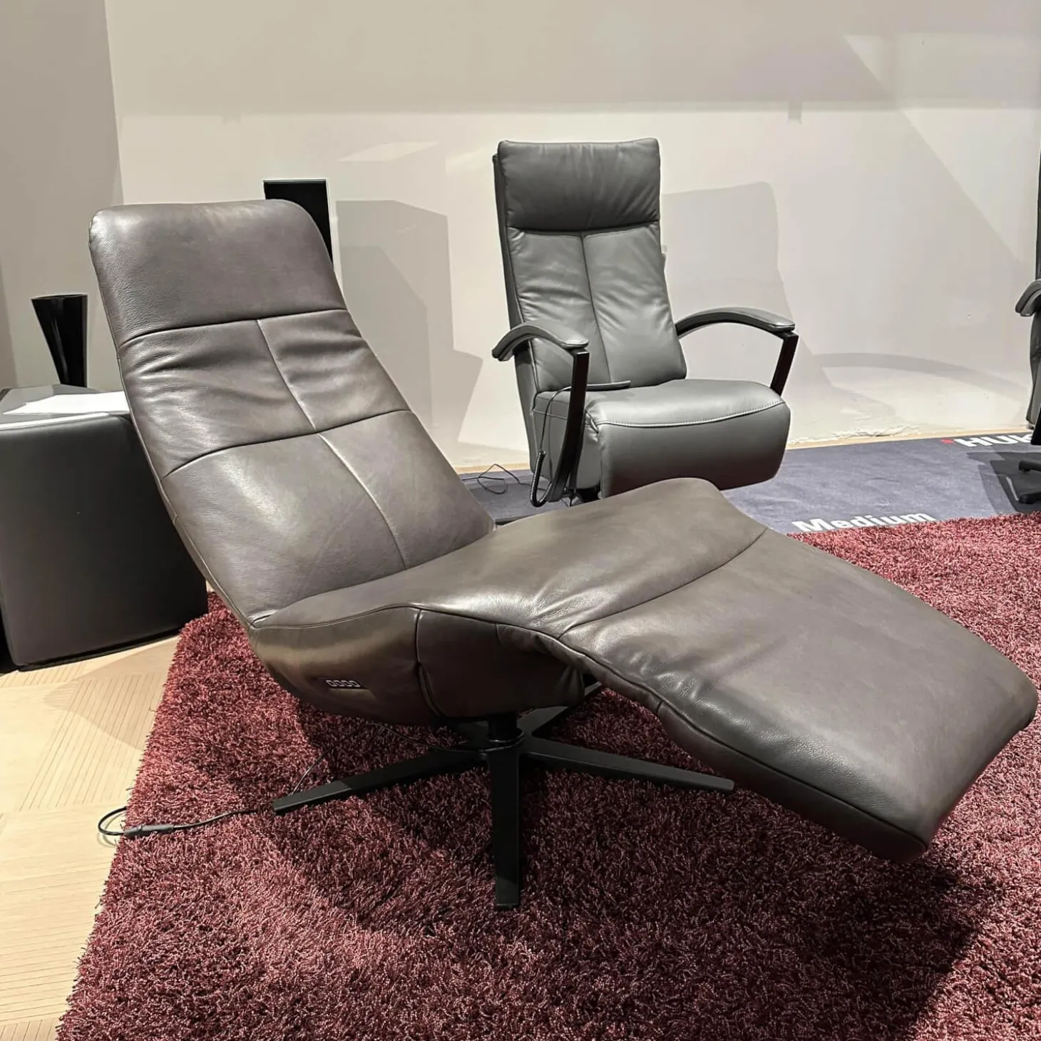 Sessel Viola Bezug Leder Granada Graphit 2 Grau Flaches Kreuzgestell Schwarz Motorisiert