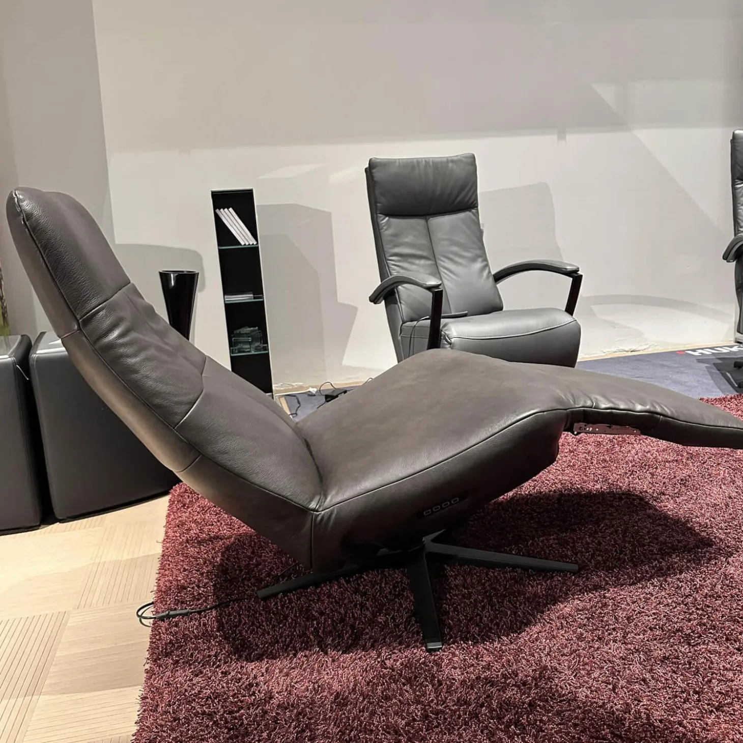 Sessel Viola Bezug Leder Granada Graphit 2 Grau Flaches Kreuzgestell Schwarz Motorisiert