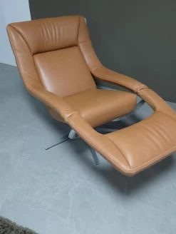 Sessel Yoko No 5 Leder B Toro Whisky Braun Gestell 5 Arm Drehkreuz Nickel Silber Satiniert