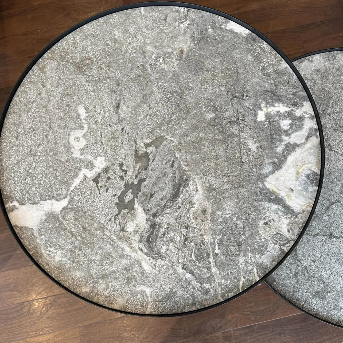 Set Couchtisch Billy Platte Keramik Marmi KM13 Areal Grau Stahlgestell Schwarz Gaufriert