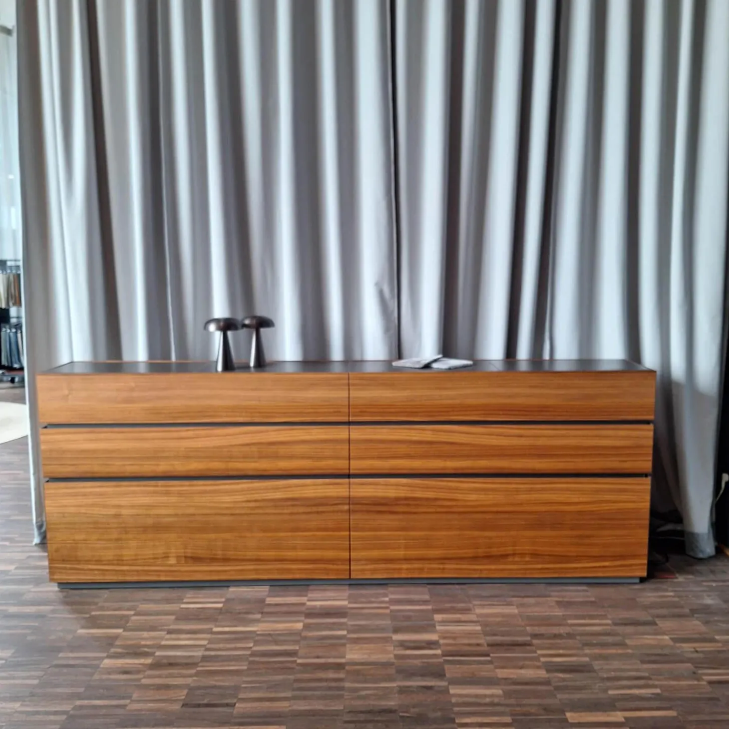 Sideboard Cube Nussbaum Canela Geölt Lederauflage Dunkelbraun Sockel Grau