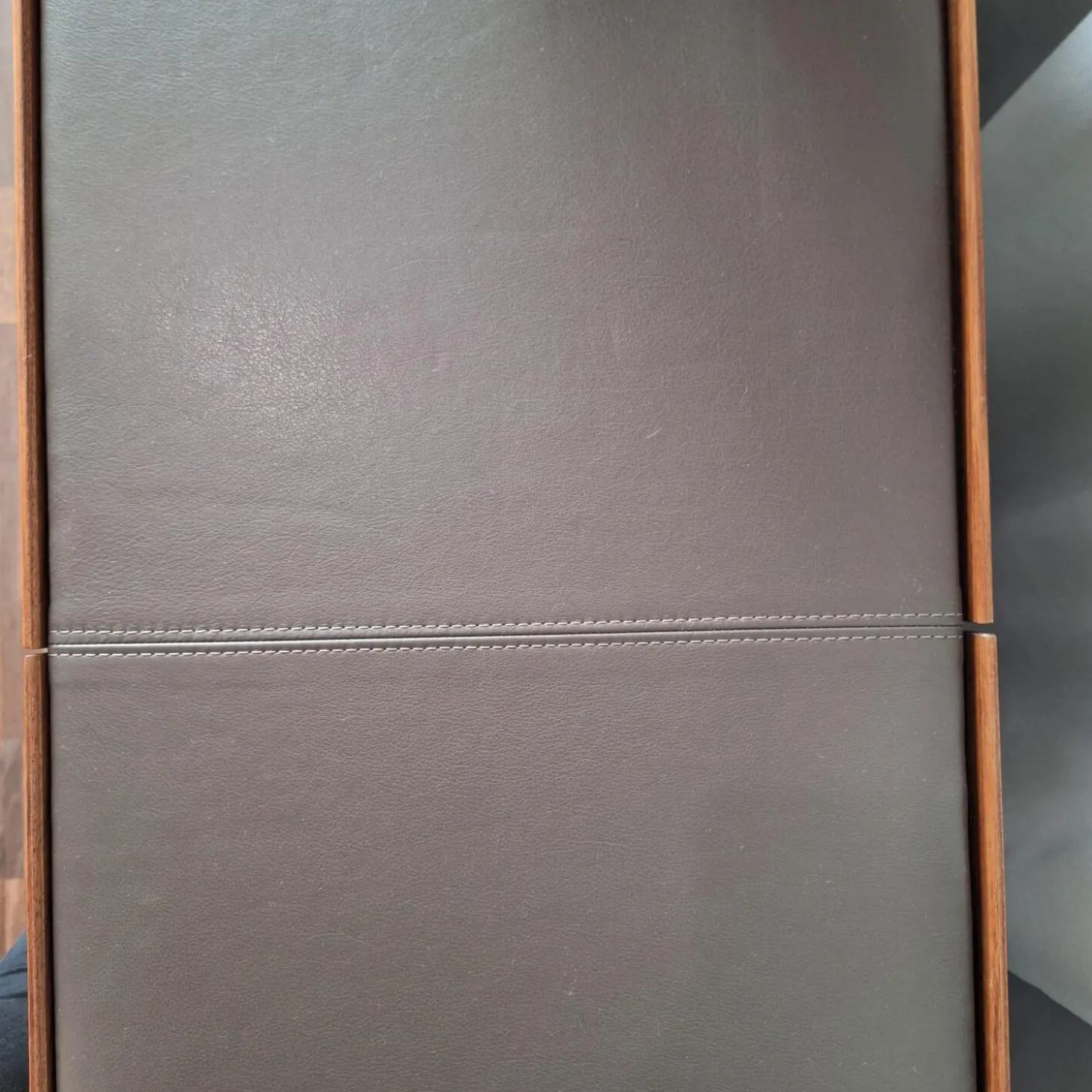 Sideboard Cube Nussbaum Canela Geölt Lederauflage Dunkelbraun Sockel Grau