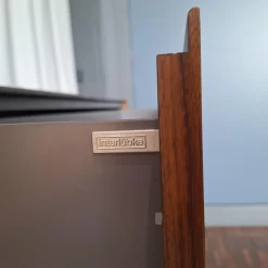 Sideboard Cube Nussbaum Canela Geölt Lederauflage Dunkelbraun Sockel Grau