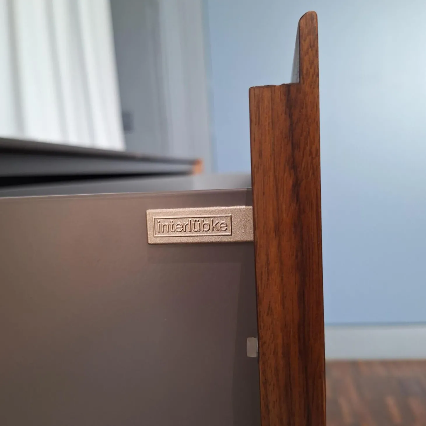 Sideboard Cube Nussbaum Canela Geölt Lederauflage Dunkelbraun Sockel Grau