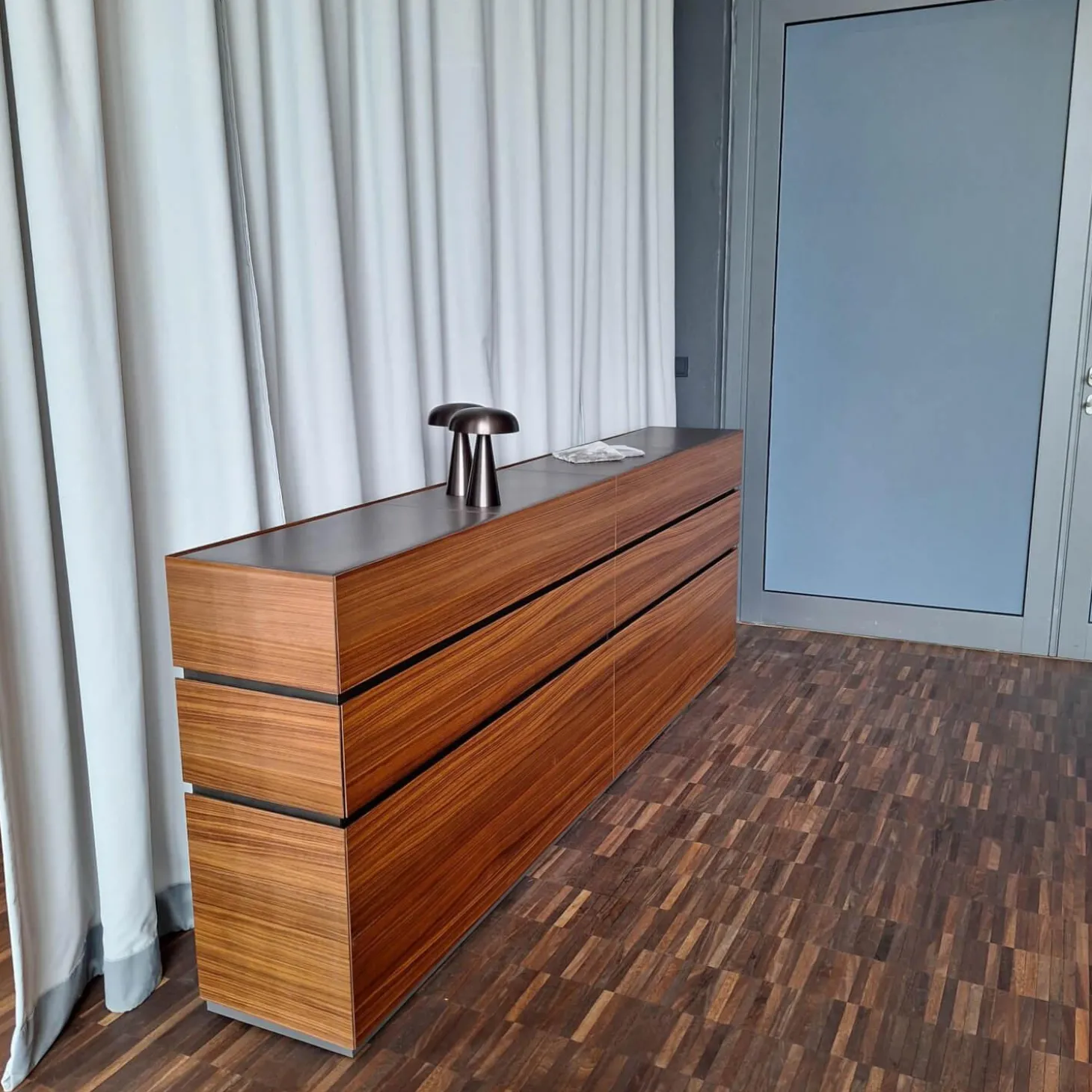 Sideboard Cube Nussbaum Canela Geölt Lederauflage Dunkelbraun Sockel Grau