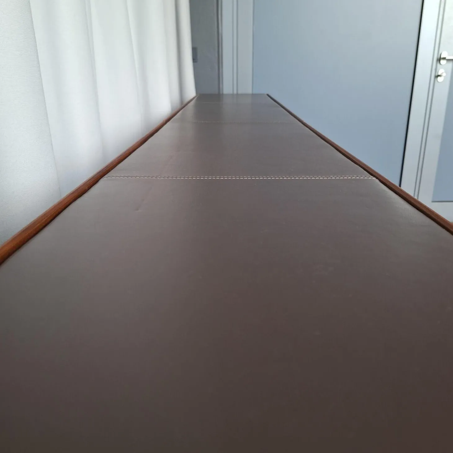 Sideboard Cube Nussbaum Canela Geölt Lederauflage Dunkelbraun Sockel Grau