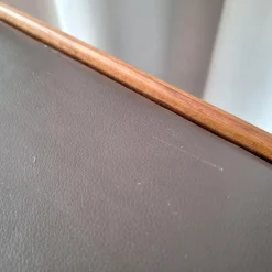 Sideboard Cube Nussbaum Canela Geölt Lederauflage Dunkelbraun Sockel Grau