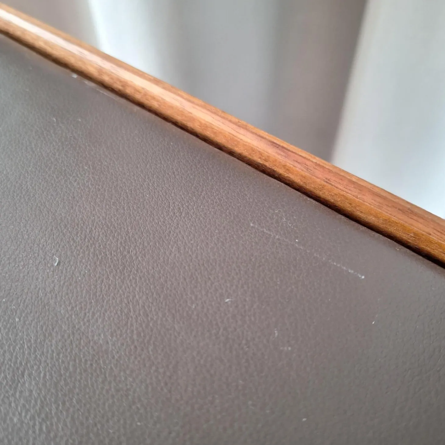 Sideboard Cube Nussbaum Canela Geölt Lederauflage Dunkelbraun Sockel Grau