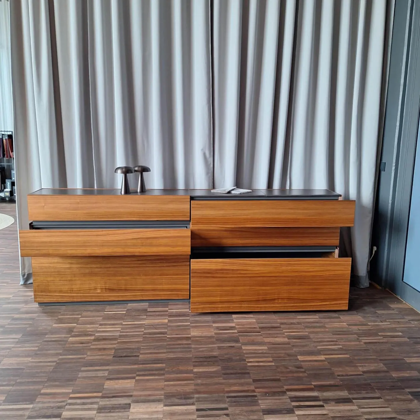 Sideboard Cube Nussbaum Canela Geölt Lederauflage Dunkelbraun Sockel Grau