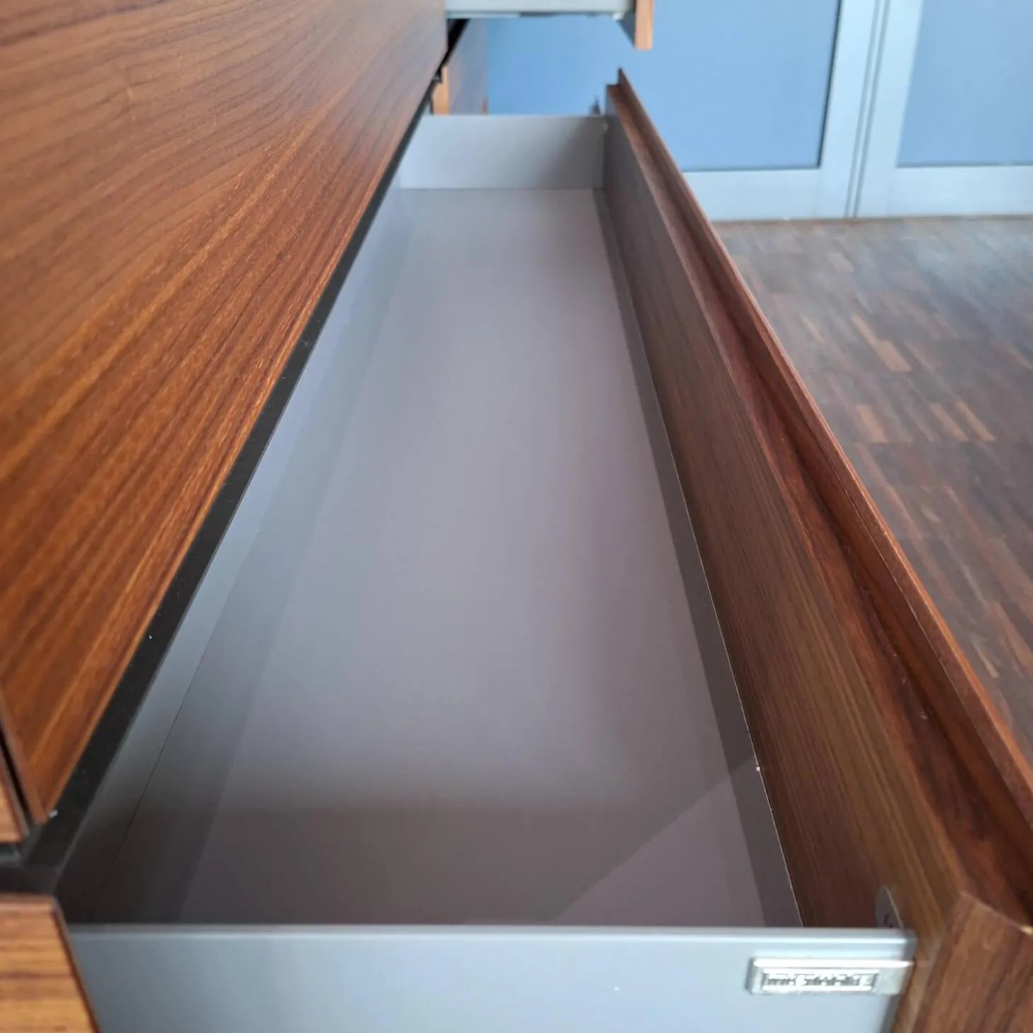 Sideboard Cube Nussbaum Canela Geölt Lederauflage Dunkelbraun Sockel Grau